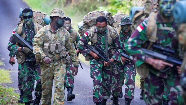 Australian Army soldier Sergeant Francis Jakis (L) is pictured with Indonesian Army soldiers during the Junior Officer Combat Instructor Training course conducted by the Australian Army's Combat Training Centre in Tully, Australia, October 10, 2014 Australian Army soldier Sergeant Francis Jakis (L) is pictured with Indonesian Army soldiers during the Junior Officer Combat Instructor Training course conducted by the Australian Army's Combat Training Centre in Tully, Australia, October 10, 2014 - Sputnik International