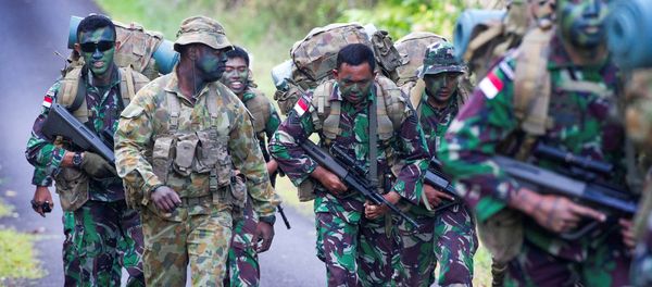 Australian Army soldier Sergeant Francis Jakis (L) is pictured with Indonesian Army soldiers during the Junior Officer Combat Instructor Training course conducted by the Australian Army's Combat Training Centre in Tully, Australia, October 10, 2014 Australian Army soldier Sergeant Francis Jakis (L) is pictured with Indonesian Army soldiers during the Junior Officer Combat Instructor Training course conducted by the Australian Army's Combat Training Centre in Tully, Australia, October 10, 2014 - Sputnik International