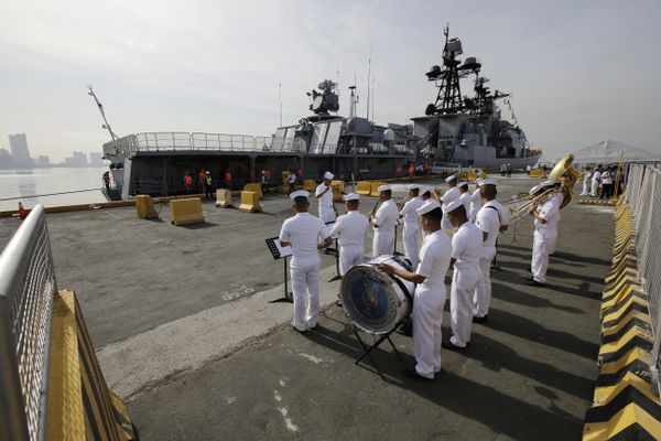 A Philippine Navy Band plays as the Russian Navy vessel Admiral Tributs, a large anti-submarine ship, docks at Manila's pier, Philippines on Tuesday, Jan. 3, 2017 A Philippine Navy Band plays as the Russian Navy vessel Admiral Tributs, a large anti-submarine ship, docks at Manila's pier, Philippines on Tuesday, Jan. 3, 2017 - Sputnik International