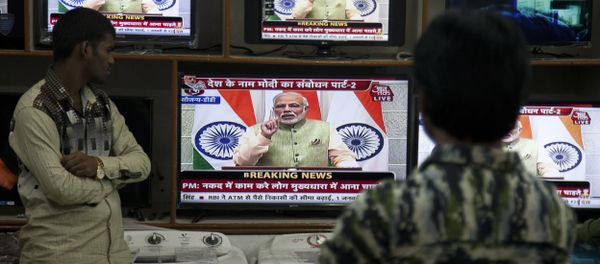 People watch Indian Prime Minister Narendra Modi addressing the nation, on television in Hyderabad, India, Saturday, Dec. 31, 2016 - Sputnik International