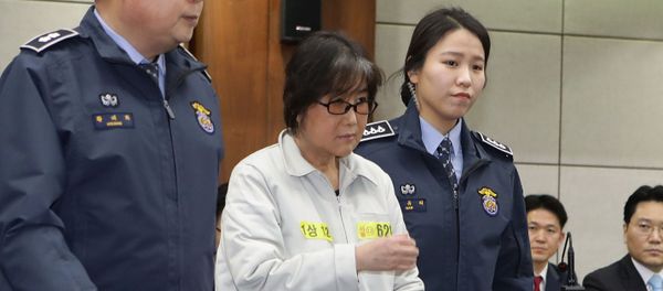 Choi Soon-sil, the woman at the centre of the South Korean political scandal and long-time friend of President Park Geun-hye, appears for her first trial at the Seoul Central District Court on January 5, 2017 in Seoul, South Korea - Sputnik International