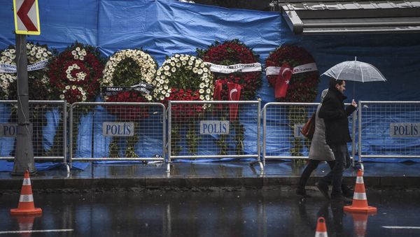 A couple walk past the Reina nightclub on January 5, 2017 in Istanbul, days after a gunman killed 39 people on New Year's night - Sputnik International