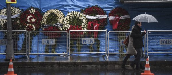 A couple walk past the Reina nightclub on January 5, 2017 in Istanbul, days after a gunman killed 39 people on New Year's night - Sputnik International