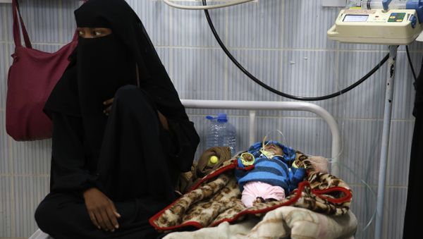 A woman sits next to her malnourished baby at a therapeutic feeding center in a hospital in Sanaa, Yemen. There have been numerous reported cases of dying from starvation in Yemeni hospitals. - Sputnik International