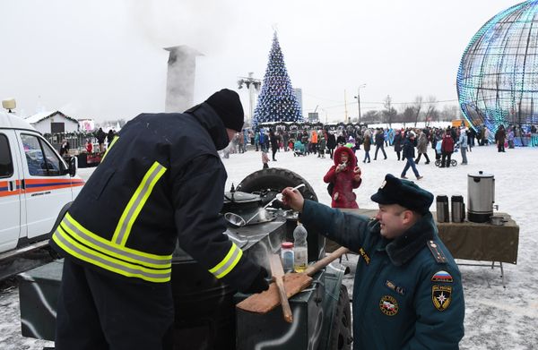 Cooks by a rolling kitchen on Poklonnaya Gora. The Emergencies Ministry's Main Moscow Directorate has deployed rolling kitchens in sites of public festivities in Moscow due to an abrupt temperature drop - Sputnik International