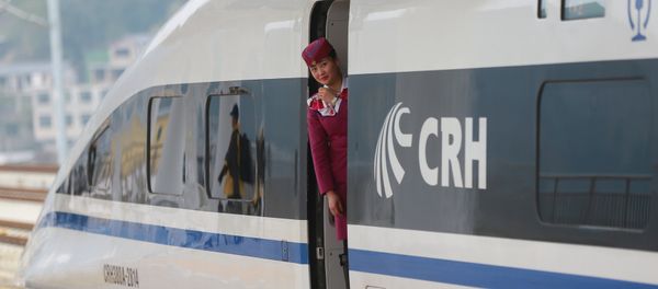 A staff looks out from a high-speed railway train linking Shanghai and Kunming, of Yunnan province, after a partial operation, in Guanling, Guizhou province, China, December 28, 2016. Picture taken December 28, 2016 - Sputnik International