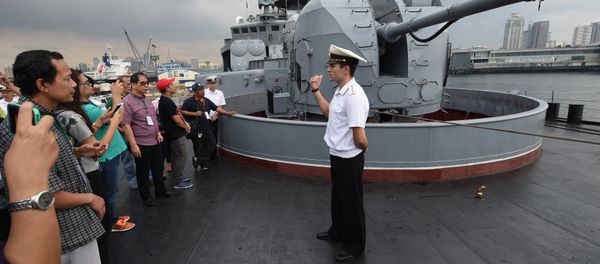A Russian sailor (R) speaks to Filipino visitors during a public tour of the anti-submarine navy ship Admiral Tributs at the south pier in Manila on January 5, 2017 - Sputnik International