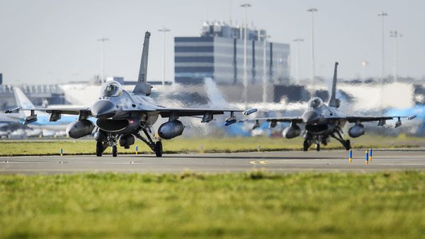 Two F-16 fighter jets from the Dutch Air Force land during a drill in Amsterdam, on January 26, 2016 - Sputnik International