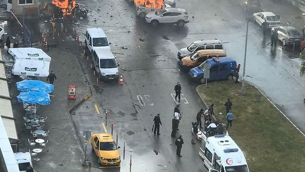 Cars burn in the street at the site of an explosion in front of the courthouse in Izmir on January 5, 2017 Cars burn in the street at the site of an explosion in front of the courthouse in Izmir on January 5, 2017 - Sputnik International