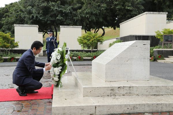 Japan's Prime Minister Shinzo Abe presents a wreath at the National Memorial Cemetery of the Pacific at Punchbowl in Honolulu, Hawaii, U.S. December 26, 2016 Japan's Prime Minister Shinzo Abe presents a wreath at the National Memorial Cemetery of the Pacific at Punchbowl in Honolulu, Hawaii, U.S. December 26, 2016 - Sputnik International