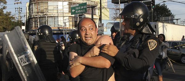 Police remove demonstrators who blocked a main road for about an hour during protests against gas price hikes in Mexico City, Wednesday, Jan. 4, 2017 Police remove demonstrators who blocked a main road for about an hour during protests against gas price hikes in Mexico City, Wednesday, Jan. 4, 2017 - Sputnik International