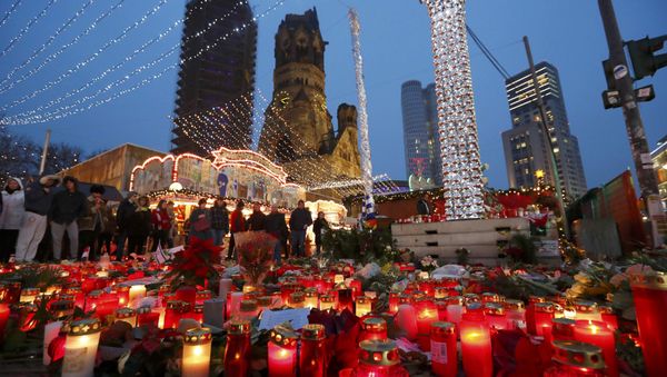 Flowers and candles are placed near the Christmas market at Breitscheid square in Berlin, Germany, December 22, 2016, following an attack by a truck which ploughed through a crowd at the market on Monday night - Sputnik International