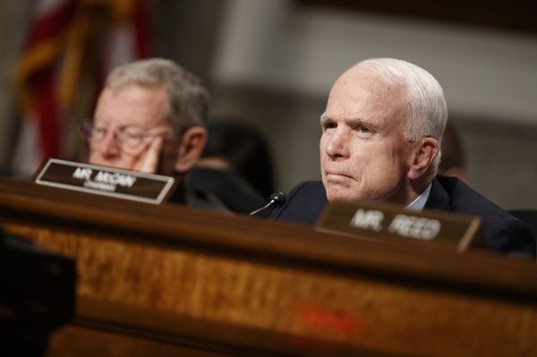 John McCain, one of three US senators to propose the Honest Ads Act - Sputnik International