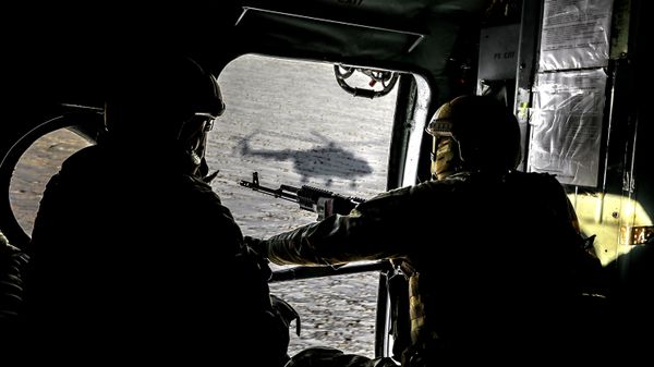 Ukrainian army troops in the helicopter during President Petro Poroshenko's visit to the Donetsk region - Sputnik International