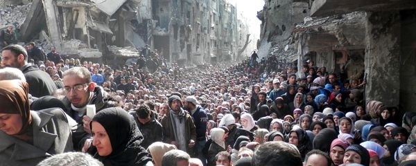 Palestine Refugees in the Near East (UNRWA), residents of the besieged Yarmouk refugee camp near Damascus, Syria, queue to receive food supplies (File) - Sputnik International