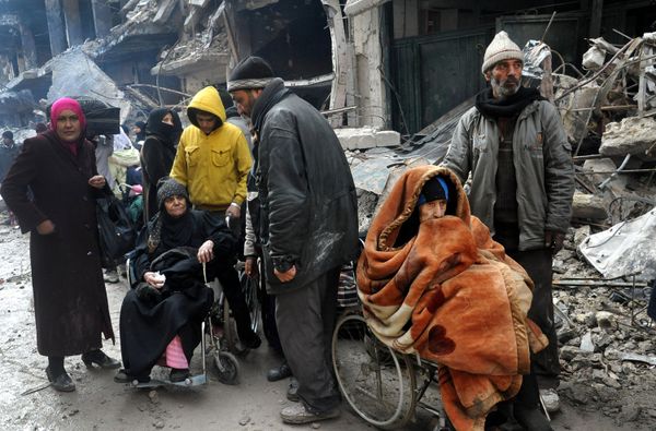 Palestinian residents of the besieged refugee camp of Yarmouk wait at the gate of the camp to receive aid supplies from the United Nations on the southern edge of the Syrian capital, Damascus (File) - Sputnik International