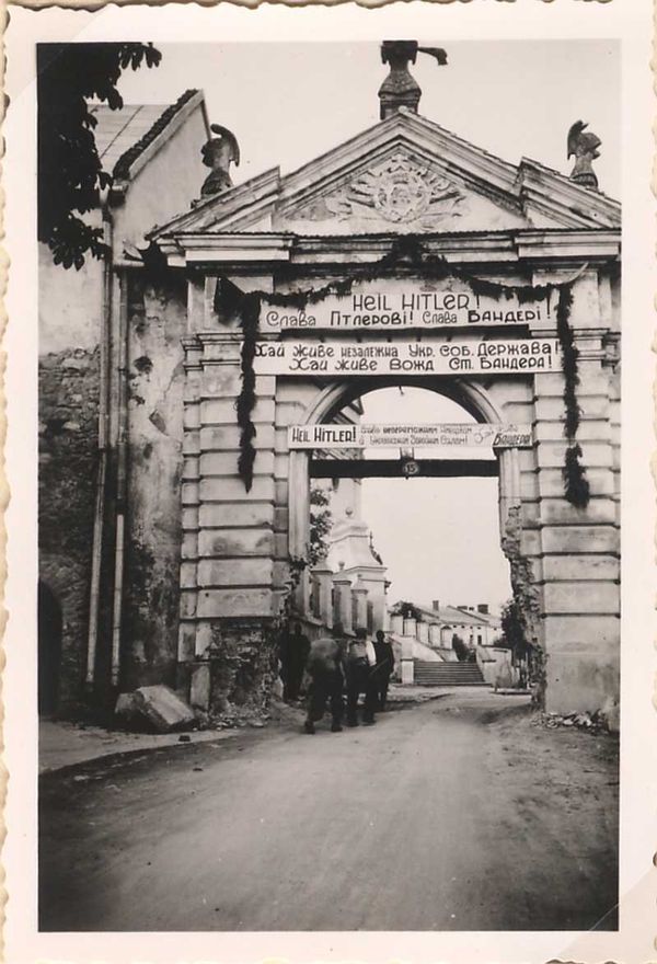 Geetings over a city archway in western Ukraine reading Hail to Hitler! Glory to Bandera!. July-August 1941 Geetings over a city archway in western Ukraine reading Hail to Hitler! Glory to Bandera!. July-August 1941 - Sputnik International