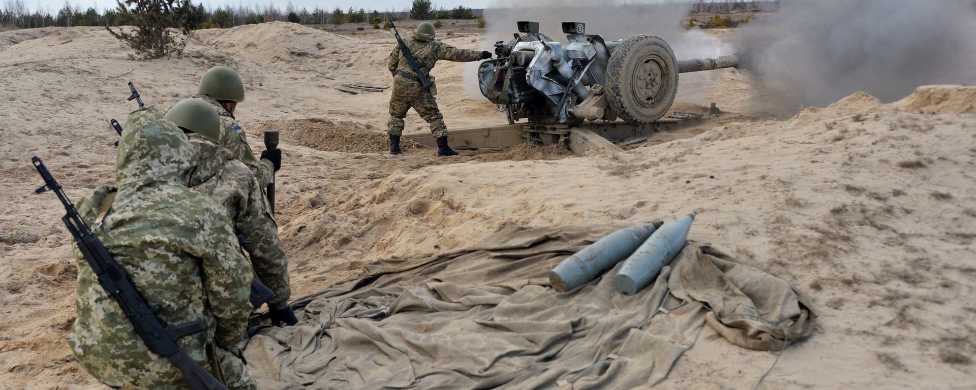 Ukrainian paratroopers fire a howitzer during military drills in the Zhytomyr region, some 150 kms from Kiev, on March 6, 2015 Ukrainian paratroopers fire a howitzer during military drills in the Zhytomyr region, some 150 kms from Kiev, on March 6, 2015 - Sputnik International, 1920, 27.02.2022