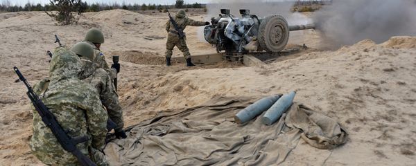 Ukrainian paratroopers fire a howitzer during military drills in the Zhytomyr region, some 150 kms from Kiev, on March 6, 2015 Ukrainian paratroopers fire a howitzer during military drills in the Zhytomyr region, some 150 kms from Kiev, on March 6, 2015 - Sputnik International