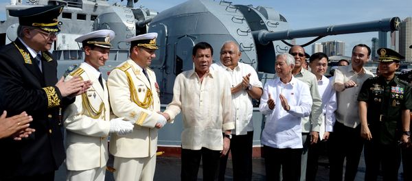 Philippine President Rodrigo Duterte (4th L) shakes hands with Russia's Rear Admiral Eduard Mikhailov at the anti-submarine navy ship Admiral Tributs at the south pier in Metro Manila, Philippines January 6, 2017 Philippine President Rodrigo Duterte (4th L) shakes hands with Russia's Rear Admiral Eduard Mikhailov at the anti-submarine navy ship Admiral Tributs at the south pier in Metro Manila, Philippines January 6, 2017 - Sputnik International