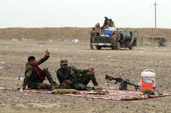 Iraqi Shiite fighters from the Popular Mobilization units rest on the Tharthar frontline on the edge of Anbar province, 120 kms northwest of Baghdad, on June 1, 2015. Iraqi Shiite fighters from the Popular Mobilization units rest on the Tharthar frontline on the edge of Anbar province, 120 kms northwest of Baghdad, on June 1, 2015. - Sputnik International