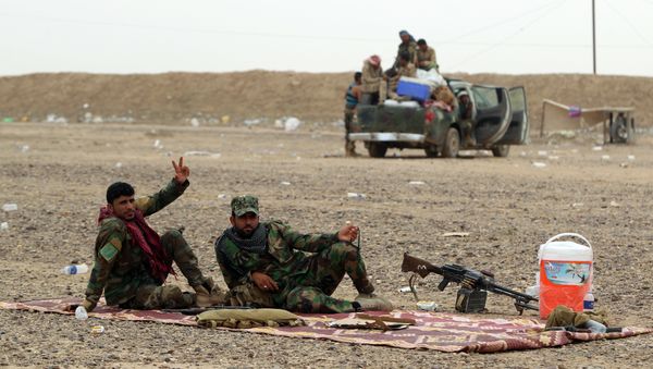 Iraqi Shiite fighters from the Popular Mobilization units rest on the Tharthar frontline on the edge of Anbar province, 120 kms northwest of Baghdad, on June 1, 2015. - Sputnik International