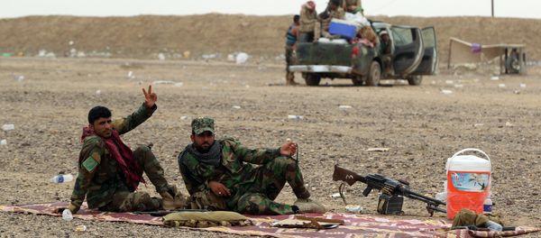 Iraqi Shiite fighters from the Popular Mobilization units rest on the Tharthar frontline on the edge of Anbar province, 120 kms northwest of Baghdad, on June 1, 2015. Iraqi Shiite fighters from the Popular Mobilization units rest on the Tharthar frontline on the edge of Anbar province, 120 kms northwest of Baghdad, on June 1, 2015. - Sputnik International