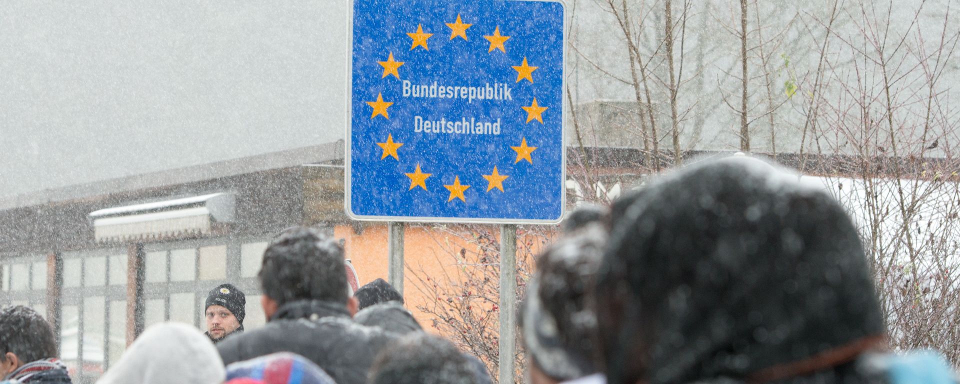 Migrants heading to Germany during a snow shower at the German-Austrian border near Wegscheid, Germany, Saturday Nov. 21, 2015 - Sputnik International, 1920, 06.11.2023
