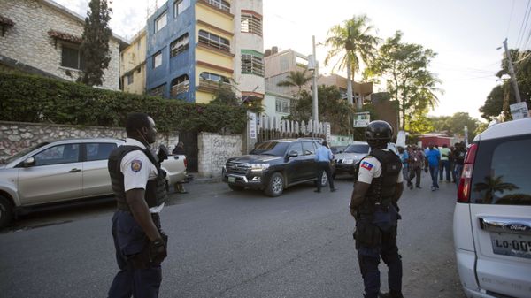 National police stand outside a radio station, center, after the arrest of Guy Philippe in Petion-Ville, Haiti, Thursday, Jan. 5, 2017 National police stand outside a radio station, center, after the arrest of Guy Philippe in Petion-Ville, Haiti, Thursday, Jan. 5, 2017 - Sputnik International