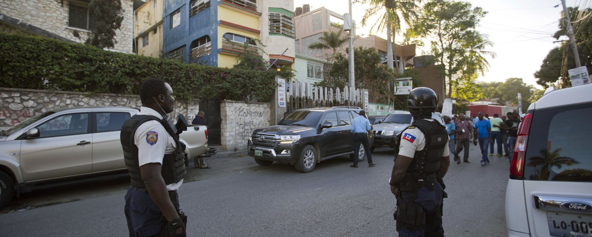 National police stand outside a radio station, Haiti, Thursday, Jan. 5, 2017 - Sputnik International, 1920, 02.05.2022