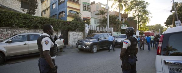 National police stand outside a radio station, center, after the arrest of Guy Philippe in Petion-Ville, Haiti, Thursday, Jan. 5, 2017 National police stand outside a radio station, center, after the arrest of Guy Philippe in Petion-Ville, Haiti, Thursday, Jan. 5, 2017 - Sputnik International