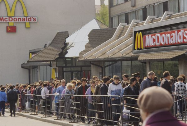 People queuing for the McDonald's restaurant in Moscow's central Pushkin Square. The restaurant opened on January 31, 1990 - Sputnik International