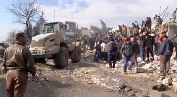 A still image taken from a video obtained by Reuters shows people and a bulldozer moving debris after a fuel truck exploded in the centre of rebel-held Azaz, near Syria's border with Turkey, January 7, 2017. - Sputnik International