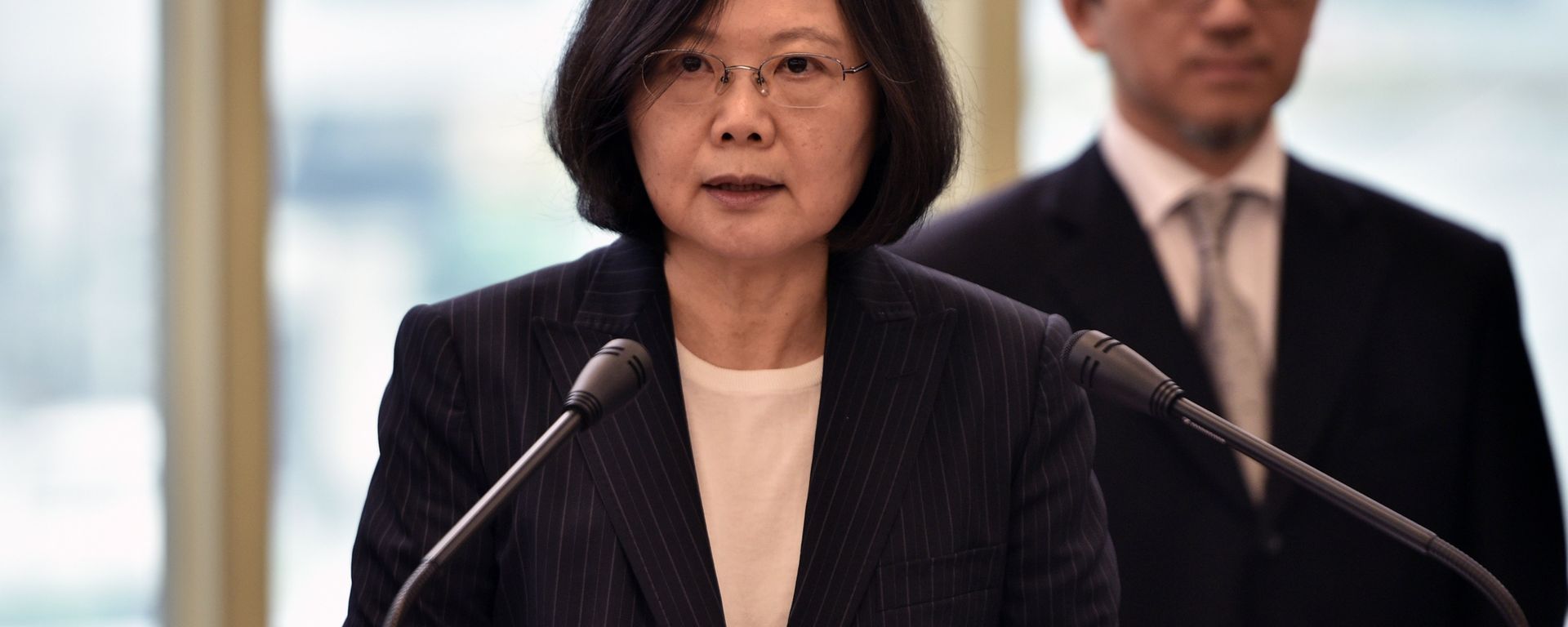 Taiwan President Tsai Ing-wen (L) speaks departing from Taoyuan airport - Sputnik International, 1920, 30.03.2023