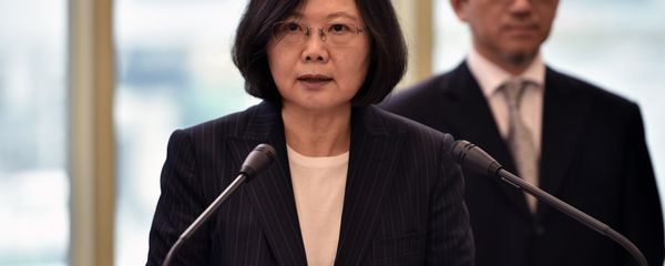 Taiwan President Tsai Ing-wen (L) speaks departing from Taoyuan airport - Sputnik International