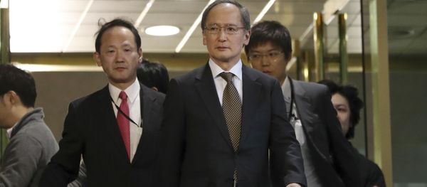 Japanese Ambassador to South Korea Yasumasa Nagamine, center, leaves after a meeting at the Foreign Ministry in Seoul, South Korea, Friday, Jan. 6, 2017. - Sputnik International
