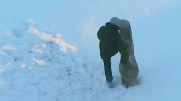 Minsk man exhibiting karate skills fighting his...carpet - Sputnik International