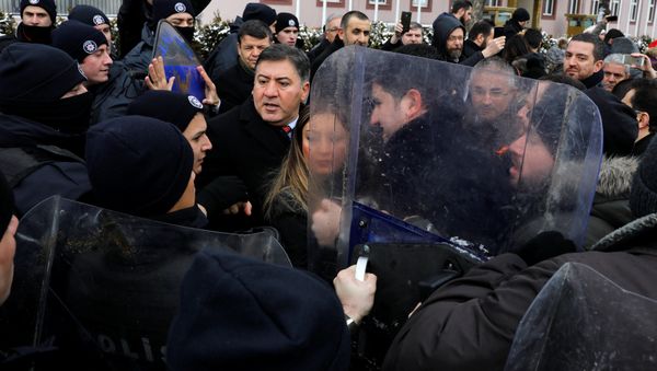 Riot police scuffle with protesters trying to march to the Turkish Parliament as the lawmakers gather to debate the proposed constitutional changes in Ankara, Turkey - Sputnik International