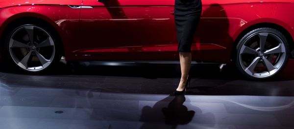 Модель позирует рядом с Audi S5 на автосалоне в Детройте Модель позирует рядом с Audi S5 на автосалоне в Детройте - Sputnik International