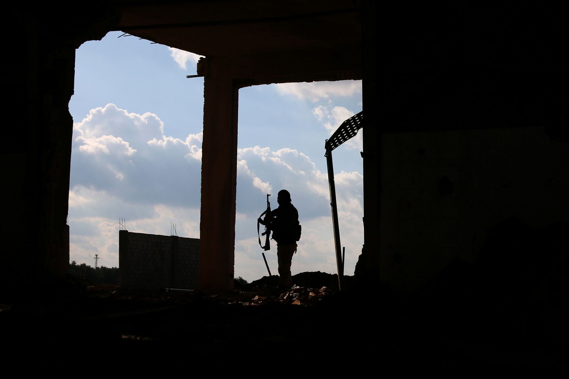 A Free Syrian Army fighter carries his weapon as he stands on a damaged building, in the east of the rebel-held town of Dael, in Deraa Governorate, Syria January 3, 2017. - Sputnik International, 1920, 10.10.2021