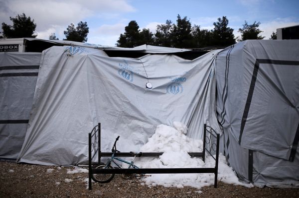 Snow is gathered under a broken bicycle and a bed frame next to a tent at a refugee camp in Ritsona, northern of Athens - Sputnik International