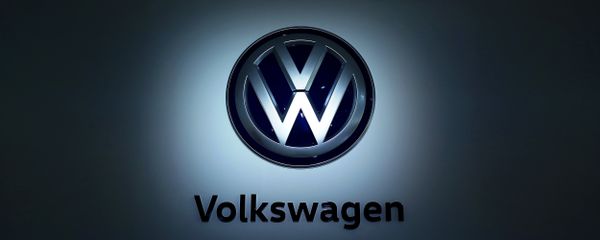 The logo of German carmaker Volkswagen (VW) is pictured at the company's head quarters on November 22, 2016 in Wolfsburg, northern Germany. - Sputnik International