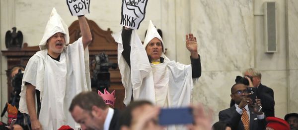 Fake KKK Klansmen Welcome Senator Sessions at Confirmation Hearing Fake KKK Klansmen Welcome Senator Sessions at Confirmation Hearing - Sputnik International