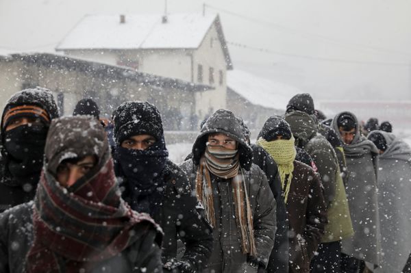 Migrants wait in line to receive free food during a snowfall outside a derelict customs warehouse in Belgrade, Serbia January 9, 2017 Migrants wait in line to receive free food during a snowfall outside a derelict customs warehouse in Belgrade, Serbia January 9, 2017 - Sputnik International