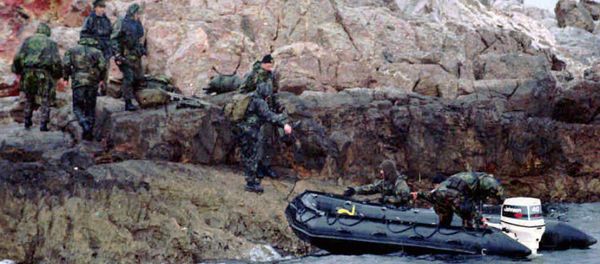 A Turkish SWAT team prepares to leave one of the controversial Kardak (Imia) islets after Greek troops were withdrawn from another one of the islet (File) - Sputnik International