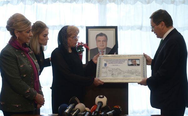 Ankara Mayor Melih Gokcek presents a certificate of renaming an Ankara street into Andrei Karlov Street to Karlov's widow. - Sputnik International