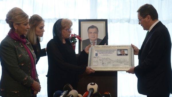 Ankara Mayor Melih Gokcek presents a certificate of renaming an Ankara street into Andrei Karlov Street to Karlov's widow. - Sputnik International