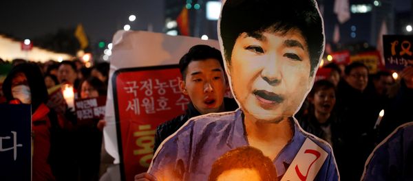 People march toward the Presidential Blue House during a protest demanding South Korean President Park Geun-hye's resignation in Seoul, South Korea, January 7, 2017 - Sputnik International