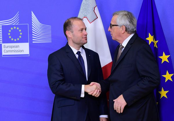 Malta's Prime Minister Joseph Muscat (L) is welcomed by European Commission President Jean-Claude Juncker prior to their meeting at the European Commission in Brussels, on November 16, 2016.  - Sputnik International