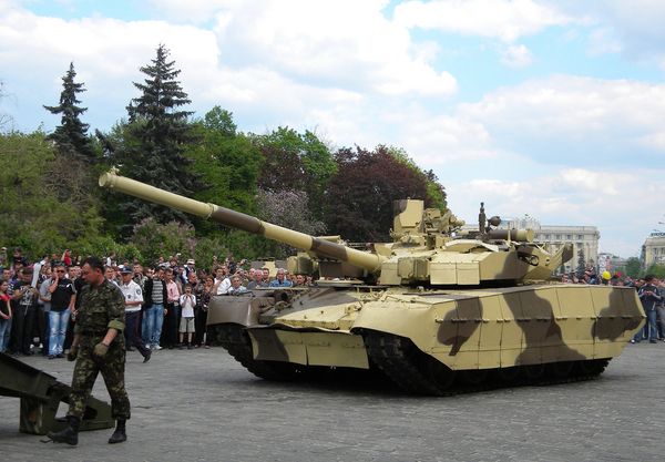 T-84 Oplot, seen here in desert camo, being guided onto a tank transporter. File photo. - Sputnik International